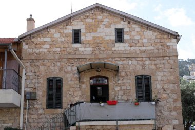 Büyük bir şehirde küçük bir pencere. İsrail 'deki yapıların ve binaların mimarisinin parçaları. 