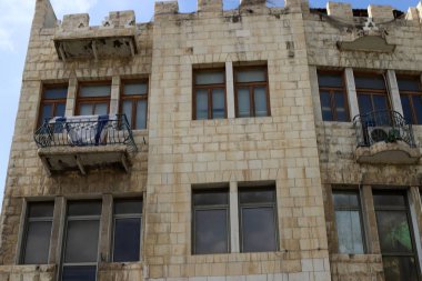 Büyük bir şehirde küçük bir pencere. İsrail 'deki yapıların ve binaların mimarisinin parçaları. 