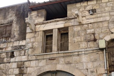 Büyük bir şehirde küçük bir pencere. İsrail 'deki yapıların ve binaların mimarisinin parçaları. 