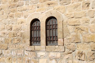 Büyük bir şehirde küçük bir pencere. İsrail 'deki yapıların ve binaların mimarisinin parçaları. 