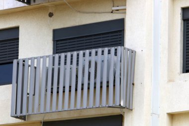 Büyük bir şehirde küçük bir pencere. İsrail 'deki yapıların ve binaların mimarisinin parçaları. 