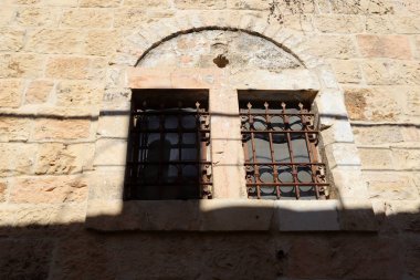 Büyük bir şehirde küçük bir pencere. İsrail 'deki yapıların ve binaların mimarisinin parçaları. 