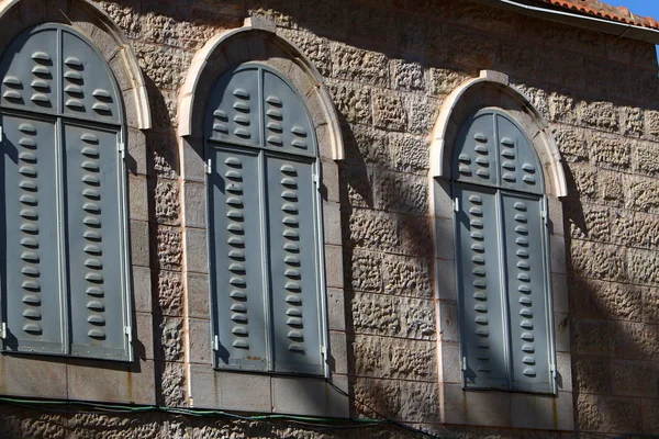Litet Fönster Storstad Fragment Arkitekturen Byggnader Och Strukturer Israel — Stockfoto