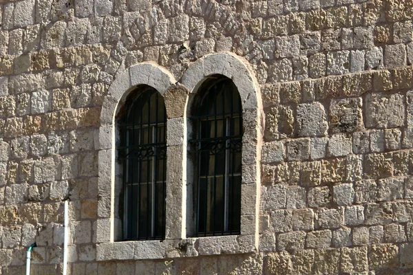 Małe Okno Dużym Mieście Fragmenty Architektury Budynków Budowli Izraelu — Zdjęcie stockowe