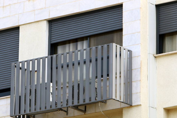 маленькое окно в большом городе. Фрагменты архитектуры зданий и сооружений Израиля
 