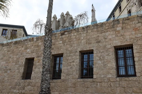 大都市の小さな窓イスラエルの建築物や構造物の断片 — ストック写真