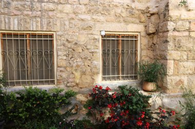 Büyük bir şehirde küçük bir pencere. İsrail 'deki yapıların ve binaların mimarisinin parçaları. 