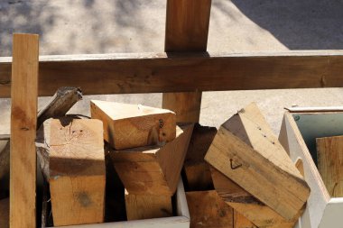 Kuzey İsrail 'de soğuk bir kış için evin avlusunda yakacak odun kesilir. 