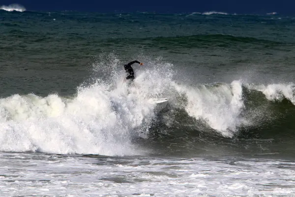 Chevauchant Sur Des Planches Spéciales Sur Grandes Vagues Dans Mer — Photo