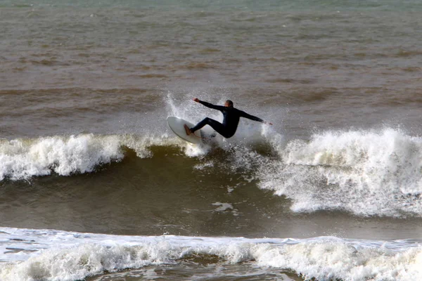 Montando Pranchas Especiais Grandes Ondas Mar Mediterrâneo Norte Israel — Fotografia de Stock