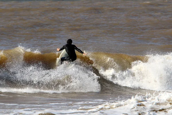 在以色列北部地中海的大浪中骑在特殊的木板上 — 图库照片