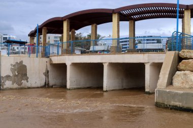 Kışın, Kuzey İsrail 'deki Nahariya' nın merkezindeki Gaaton Nehri. 