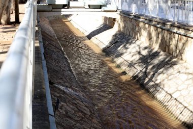 Kışın, Kuzey İsrail 'deki Nahariya' nın merkezindeki Gaaton Nehri. 