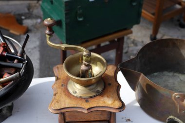 İsrail 'in Tel Aviv kentindeki bir pazarda eski ve antika eşyalar satılıyor. 