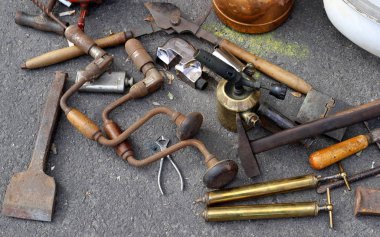 İsrail 'in Tel Aviv kentindeki bir pazarda eski ve antika eşyalar satılıyor. 