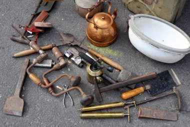 İsrail 'in Tel Aviv kentindeki bir pazarda eski ve antika eşyalar satılıyor. 