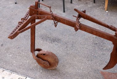 İsrail 'in Tel Aviv kentindeki bir pazarda eski ve antika eşyalar satılıyor. 