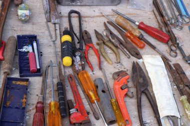 İsrail 'in Tel Aviv kentindeki bir pazarda eski ve antika eşyalar satılıyor. 