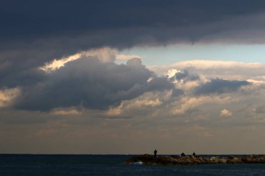 İsrail 'in kuzeyindeki Akdeniz üzerinde gökyüzünde süzülen yağmur bulutları 