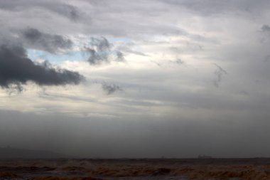İsrail 'in kuzeyindeki Akdeniz üzerinde gökyüzünde süzülen yağmur bulutları 