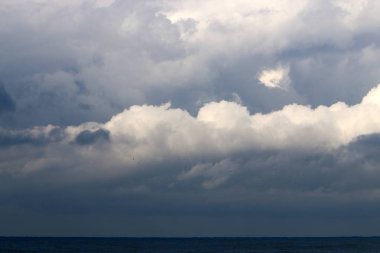 İsrail 'in kuzeyindeki Akdeniz üzerinde gökyüzünde süzülen yağmur bulutları 