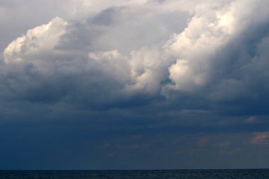 İsrail 'in kuzeyindeki Akdeniz üzerinde gökyüzünde süzülen yağmur bulutları 