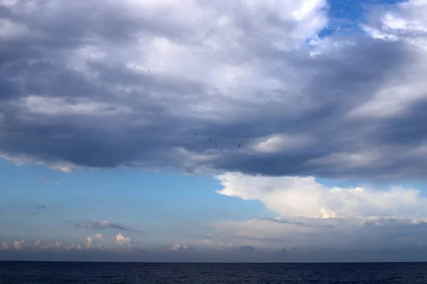 Nuvole Pioggia Che Galleggiano Nel Cielo Sul Mar Mediterraneo Nel — Foto Stock