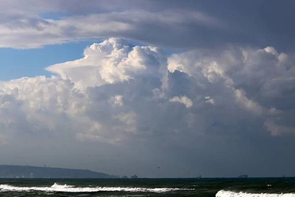 Nuvole Pioggia Che Galleggiano Nel Cielo Sul Mar Mediterraneo Nel — Foto Stock
