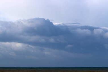 İsrail 'in kuzeyindeki Akdeniz üzerinde gökyüzünde süzülen yağmur bulutları 
