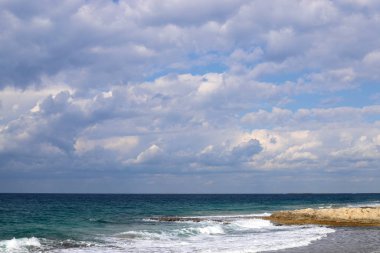 İsrail 'in kuzeyindeki Akdeniz üzerinde gökyüzünde süzülen yağmur bulutları 