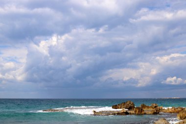 İsrail 'in kuzeyindeki Akdeniz üzerinde gökyüzünde süzülen yağmur bulutları 
