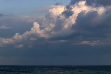 İsrail 'in kuzeyindeki Akdeniz üzerinde gökyüzünde süzülen yağmur bulutları 