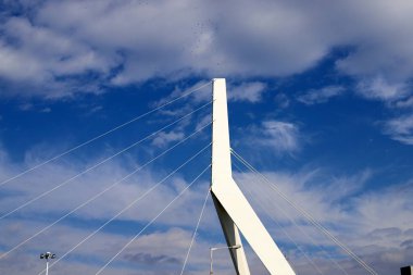 İsrail 'in kuzeyindeki Akdeniz üzerinde gökyüzünde süzülen yağmur bulutları 