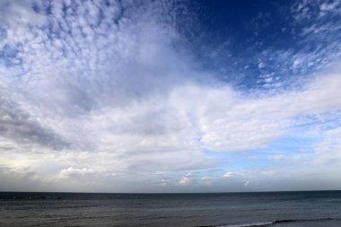 İsrail 'in kuzeyindeki Akdeniz üzerinde gökyüzünde süzülen yağmur bulutları 