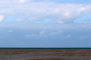 İsrail 'in kuzeyindeki Akdeniz üzerinde gökyüzünde süzülen yağmur bulutları 