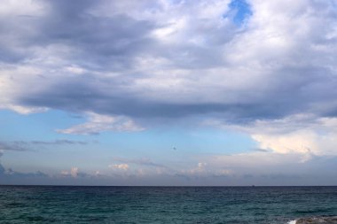 İsrail 'in kuzeyindeki Akdeniz üzerinde gökyüzünde süzülen yağmur bulutları 