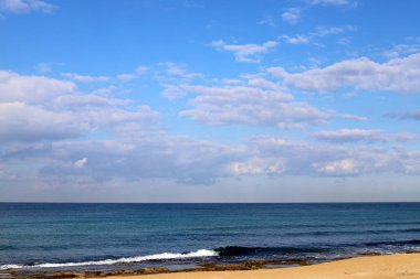 İsrail 'in kuzeyindeki Akdeniz üzerinde gökyüzünde süzülen yağmur bulutları 