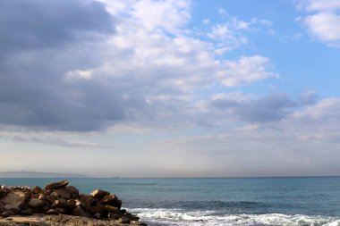 İsrail 'in kuzeyindeki Akdeniz üzerinde gökyüzünde süzülen yağmur bulutları 