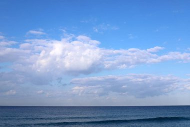 İsrail 'in kuzeyindeki Akdeniz üzerinde gökyüzünde süzülen yağmur bulutları 
