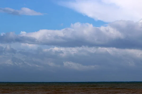 Srail Kuzeyindeki Akdeniz Üzerinde Gökyüzünde Süzülen Yağmur Bulutları — Stok fotoğraf