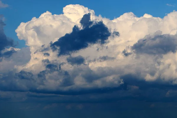 Nuvens Chuva Flutuando Céu Sobre Mar Mediterrâneo Norte Israel — Fotografia de Stock