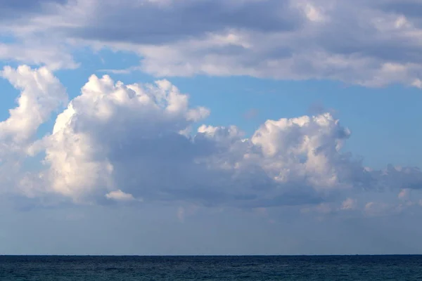Nuvens Chuva Flutuando Céu Sobre Mar Mediterrâneo Norte Israel — Fotografia de Stock