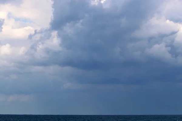 イスラエル北部の地中海上空に浮かぶ雨の雲 — ストック写真