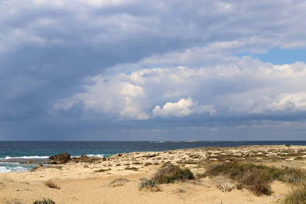 Nuvens Chuva Flutuando Céu Sobre Mar Mediterrâneo Norte Israel — Fotografia de Stock