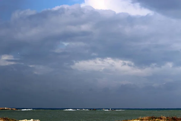 Regenwolken Schweben Himmel Über Dem Mittelmeer Norden Israels — Stockfoto