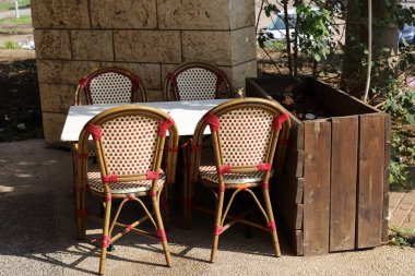 İsrail 'in kuzeyinde Akdeniz kıyısındaki bir şehir parkında boş bir sandalye duruyor. 