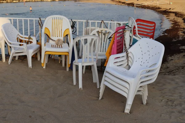 Uma Cadeira Lazer Fica Parque Cidade Nas Margens Mar Mediterrâneo — Fotografia de Stock