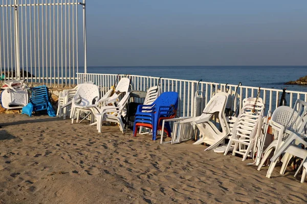 Una Sedia Tempo Libero Trova Parco Cittadino Sulle Rive Del — Foto Stock