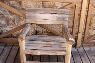 İsrail 'in kuzeyinde Akdeniz kıyısındaki bir şehir parkında boş bir sandalye duruyor. 