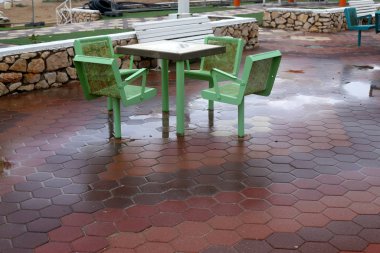 İsrail 'in kuzeyinde Akdeniz kıyısındaki bir şehir parkında boş bir sandalye duruyor. 